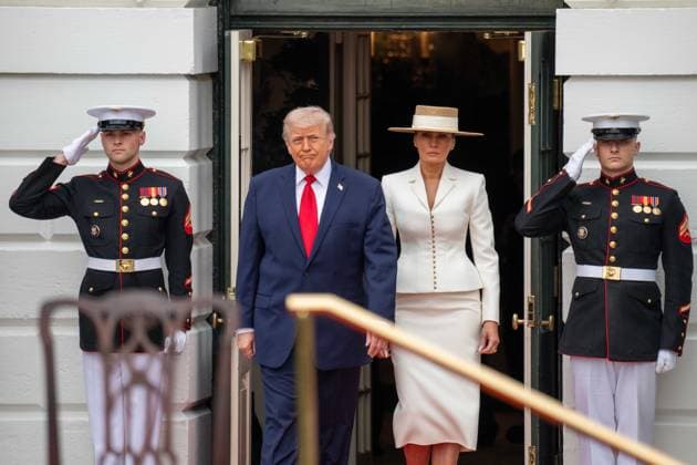 April 28, 2026, Washington, District Of Columbia, USA: President DONALD TRUMP and First Lady MELANIA TRUMP walk out of the White House to await the arrival of King Charles III and Queen Camilla. Washington USA  - ZUMAs365 20260428_znp_s365_010 Copyright: xJoeyxSussmanx