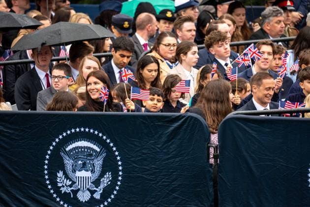 April 28, 2026, Washington, District Of Columbia, USA: Guests wave United States and United Kingdom flags during the state arrival of the King and Queen of the United Kingdom at the White House. Washington USA  - ZUMAs365 20260428_znp_s365_003 Copyright: xJoeyxSussmanx