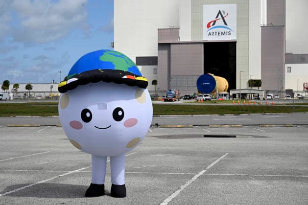 Mascot representing the zero-G indicator of the Artemis II mission called Rise poses as NASA s core stage of the Space Launch System rocket rolls to the Vehicle Assembly Building after arriving at the Kennedy Space Center, Florida on Tuesday April 28, 2026. This stage will be assembled at the facility and used to launch NASA s next mission Artemis III .  KSP20260428006 JOExMARINO