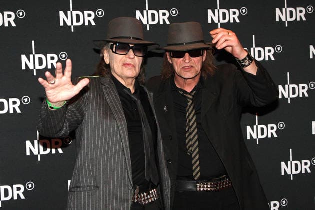 Udo Lindenberg und sein Doppelgaenger bei der Premiere vom ARD Doku Film UDO Rebell. Rockstar. Ikone (ab 10. Mai 2026 in der ARD Mediathek) am 28.04.2026 in die Astor Filmlounge in Hamburg Udo Lindenberg at the premiere of the ARD documentary film UDO Rebel. Rockstar. Icon (available in the ARD Mediathek from May 10, 2026) on April 28, 2026 at the Astor Film Lounge in Hamburg, Germany Lindenbergs UDO Rebell. Rockstar. Ikone. ARD Filmdoku Premiere in Hamburg *** Udo Lindenberg and his Doppelgaenger at the premiere of the ARD documentary film UDO Rebel Rockstar Icon available in the ARD Mediathek from May 10, 2026 on April 28, 2026 at the Astor Film Lounge in Hamburg, Germany Udo Lindenberg at the premiere of the ARD documentary fi 