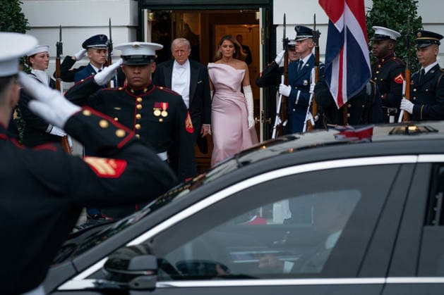 U.S. President Donald Trump and First Lady Melania Trump greet King Charles II of Great Britain and Queen Camilla before a State Dinner on Tuesday, April 28, 2026 at the White House in Washington, D.C.  WAX20260428202 MaxinexWallace