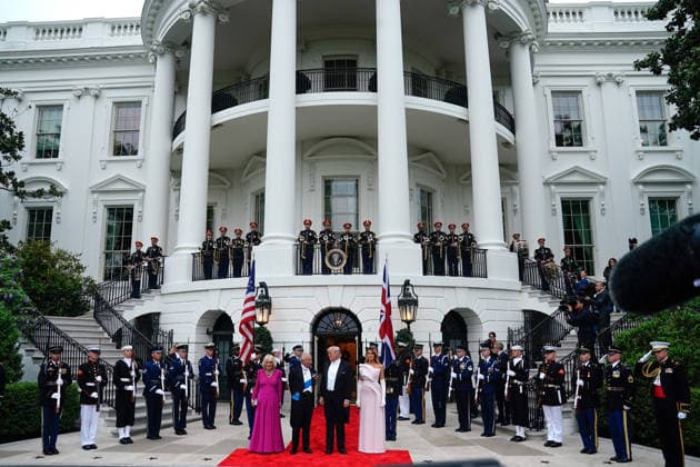 U.S. President Donald Trump and First Lady Melania Trump greet King Charles II of Great Britain and Queen Camilla before a State Dinner on Tuesday, April 28, 2026 at the White House in Washington, D.C.  WAX20260428204 MaxinexWallace