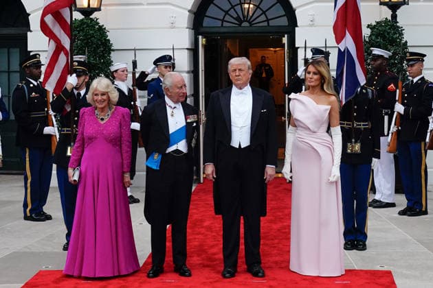 U.S. President Donald Trump and First Lady Melania Trump greet King Charles II of Great Britain and Queen Camilla before a State Dinner on Tuesday, April 28, 2026 at the White House in Washington, D.C.  WAX20260428205 MaxinexWallace