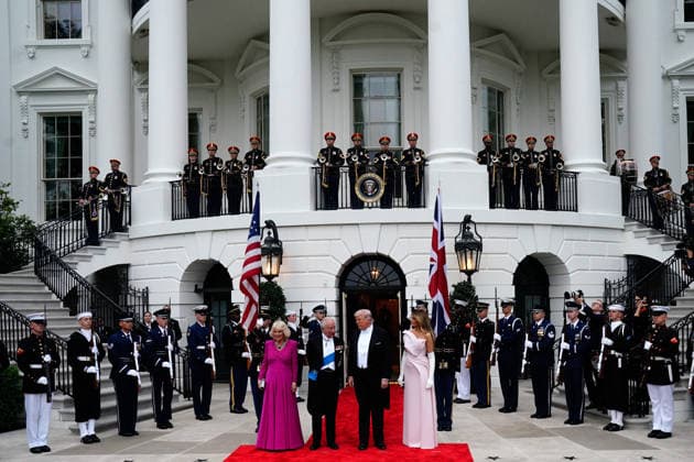 U.S. President Donald Trump and First Lady Melania Trump greet King Charles II of Great Britain and Queen Camilla before a State Dinner on Tuesday, April 28, 2026 at the White House in Washington, D.C.  WAX20260428206 MaxinexWallace