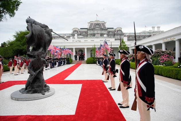 Trumps Welcome King Charles III and Queen Camilla Troops perform during a state arrival ceremony in the Rose Garden of the White House in Washington, DC, USA, on April 28, 2026. Credit: CNP AdMedia Washington District of Columbia United States of America EDITORIAL USE ONLY  Copyright: xx AdMediax admphotostwo985424