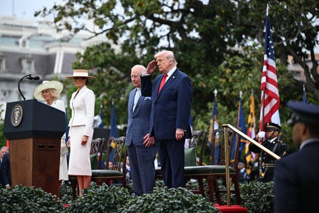 Trumps Welcome King Charles III and Queen Camilla The scene as U.S. President Donald Trump and First Lady Melania Trump welcome King Charles III and Queen Camilla of the United Kingdom of Great Britain and Northern Ireland to the White Houe during an official state visit, April 28, 2026, in Washington, D.C. Credit: Kenny Holston Pool via CNP Washington District of Columbia United States of America EDITORIAL USE ONLY  Copyright: xx AdMediax admphotostwo985439