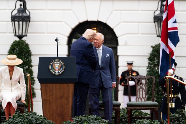 Trumps Welcome King Charles III and Queen Camilla WASHINGTON, DC - APRIL 28: United States President Donald J Trump and King Charles III of the United Kingdom of Great Britain and Northern Ireland shake hands during a State Arrival ceremony on the South Lawn of the White House in Washington, DC, USA, on March 28, 2026. Credit: Allison Robbert Pool via CNP Washington District of Columbia United States of America EDITORIAL USE ONLY  Copyright: xx AdMediax admphotostwo985443