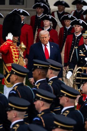 Trumps Welcome King Charles III and Queen Camilla WASHINGTON, DC - APRIL 28: United States President Donald J Trump navigates through U.S. military musicians during a state visit by Great Britain™s King Charles at the White House on Tuesday, April 28, 2026 in Washington, D.C. Credit: Allison Robbert Pool via CNP Washington District of Columbia United States of America EDITORIAL USE ONLY  Copyright: xx AdMediax admphotostwo985444