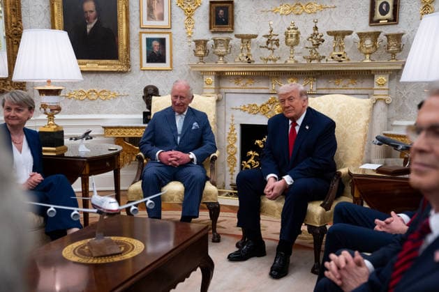Trumps Welcome King Charles III and Queen Camilla United States President Donald J Trump and King Charles III of the United Kingdom of Great Britain and Northern Ireland and Queen Camilla meet in the Oval Office of the White House in Washington, DC, USA, on Tuesday, April 28, 2026. Credit: Allison Robbert Pool via CNP Washington District of Columbia United States of America EDITORIAL USE ONLY  Copyright: xx AdMediax admphotostwo985454