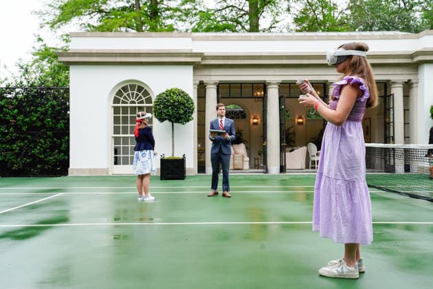 Trumps Welcome King Charles III and Queen Camilla WASHINGTON, DC - APRIL 28: Students use virtual reality (VR) headsets before an event with U.S. First Lady Melania Trump and Queen Camilla of the United Kingdom, on Tuesday, April 28, 2026 in Washington, D.C. Credit: Maxine Wallace Pool via CNP Washington District of Columbia United States of America EDITORIAL USE ONLY  Copyright: xx AdMediax admphotostwo985459