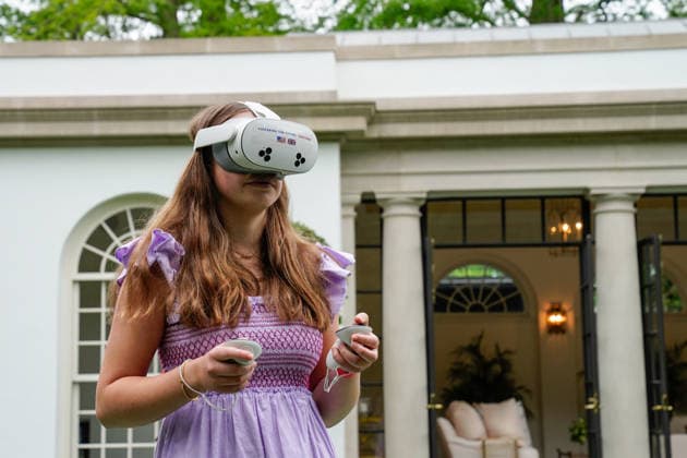 Trumps Welcome King Charles III and Queen Camilla WASHINGTON, DC - APRIL 28: Students use virtual reality (VR) headsets before an event with U.S. First Lady Melania Trump and Queen Camilla of the United Kingdom, on Tuesday, April 28, 2026 in Washington, D.C. Credit: Maxine Wallace Pool via CNP Washington District of Columbia United States of America EDITORIAL USE ONLY  Copyright: xx AdMediax admphotostwo985461