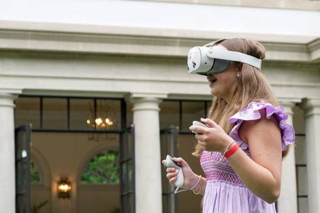 Trumps Welcome King Charles III and Queen Camilla WASHINGTON, DC - APRIL 28: Students use virtual reality (VR) headsets before an event with U.S. First Lady Melania Trump and Queen Camilla of the United Kingdom, on Tuesday, April 28, 2026 in Washington, D.C. Credit: Maxine Wallace Pool via CNP Washington District of Columbia United States of America EDITORIAL USE ONLY  Copyright: xx AdMediax admphotostwo985466