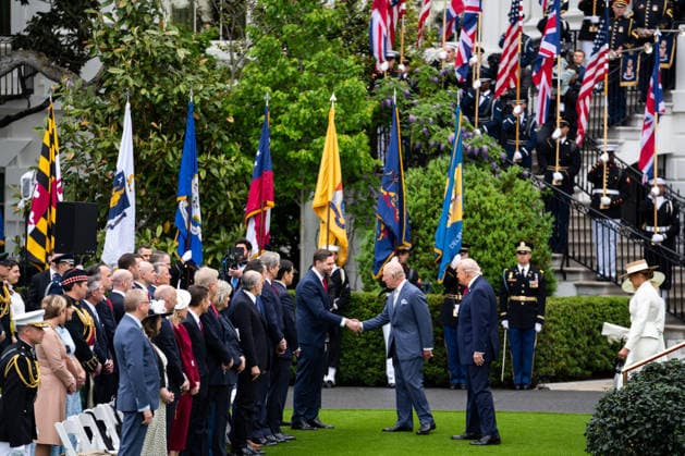 Trumps Welcome King Charles III and Queen Camilla WASHINGTON, DC - APRIL 28: King Charles III of the United Kingdom of Great Britain and Northern Ireland shakes hands with United States Vice President JD Vance as he greets US leaders on the South Lawn of the White House in Washington, DC, USA,on Tuesday, April 28, 2026 Credit: Allison Robbert Pool via CNP Washington District of Columbia United States of America EDITORIAL USE ONLY  Copyright: xx AdMediax admphotostwo985470