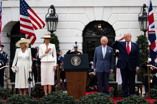 Trumps Welcome King Charles III and Queen Camilla WASHINGTON, DC - APRIL 28: United States President Donald J Trump and first lady Melania Trump greet King Charles III of the United Kingdom of Great Britain and Northern Ireland and Queen Camilla during a State Arrival Ceremony on the South Lawn of the White House in Washington, DC, USA, on March 28, 2026 Credit: Allison Robbert Pool via CNP Washington District of Columbia United States of America EDITORIAL USE ONLY  Copyright: xx AdMediax admphotostwo985474