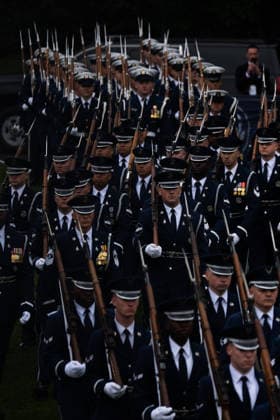 Trumps Welcome King Charles III and Queen Camilla WASHINGTON, DC - APRIL 28: Ceremonial troops at the State Arrival Ceremony for Queen Camilla, King Charles III of the United Kingdom of Great Britain and Northern Ireland, hosted by United States President Donald J Trump and first lady Melania Trump on the South Lawn of the White House in Washington, DC, USA, on April 28, 2026. Credit: Allison Robbert Pool via CNP Washington District of Columbia United States of America EDITORIAL USE ONLY  Copyright: xx AdMediax admphotostwo985476