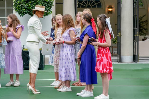 Trumps Welcome King Charles III and Queen Camilla WASHINGTON, DC - APRIL 28: First Lady Melania Trump hands out challenge coins at an event with students on Tuesday, April 28, 2026 at the White House in Washington, D.C. Credit: Maxine Wallace Pool via CNP Washington District of Columbia United States of America EDITORIAL USE ONLY  Copyright: xx AdMediax admphotostwo985481