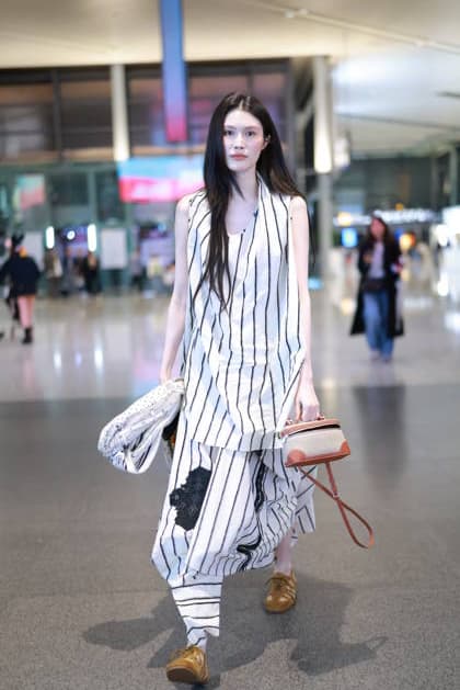 Entertainment Bilder des Tages #2 SHANGHAI, CHINA - APRIL 28: Model Sui He is seen at an airport on April 28, 2026 in Shanghai, China.  Copyright: xVCGx 111637911139