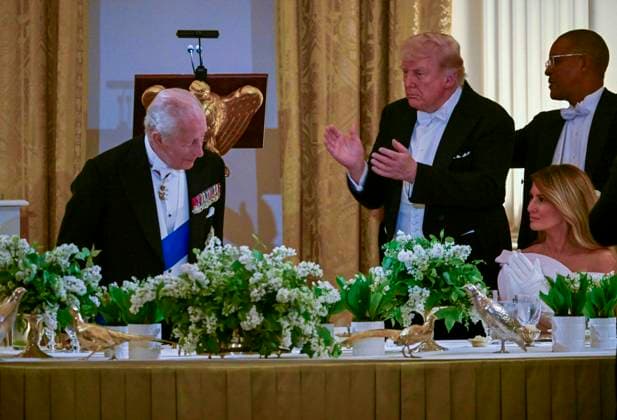 King Charles Attends White House Dinner WASHINGTON, DC - APRIL 28: President Donald Trump applauds Great Britain’s King Charles during a state dinner at the White House on Tuesday, April 28, 2026 in Washington, D.C. Charles spoke to a joint session of Congress earlier in the day, and attended several events with U.S. President Donald Trump. (Photo by Craig Hudson For The Washington Post) Washington DC United States  Copyright: xPool ABACAx