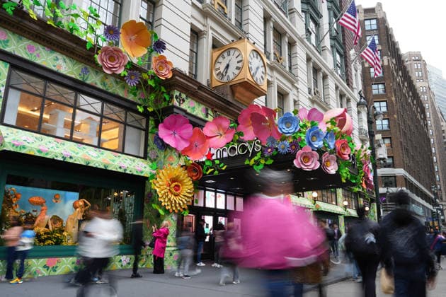 News Bilder des Tages #2 NEW YORK, NY - APRIL 28: People view floral installations at Macy s store on April 28, 2026 in New York City. The Macy s Flower Show is back for its 51st anniversary this time with the theme Homegrown .  Copyright: xChinaxNewsxServicex 111638061211
