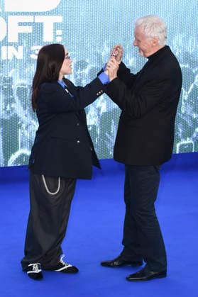 Billie Eilish and James Cameron at the premiere of the 3D concert film Billie Eilish Hit Me Hard and Soft The Tour at Odeon Luxe Leicester Square London, 28 04 2026 Foto:xS.xVasx xFuturexImagex eilish_6442