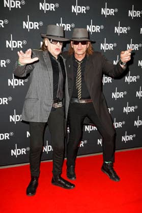 Udo Lindenberg with double at the premiere of the ARD documentary Udo Rebell Rockstar Icon in the Astor Filmlounge Hafencity Hamburg, 28 04 2026 Foto:xC.xTamckex xFuturexImagex udo_6414