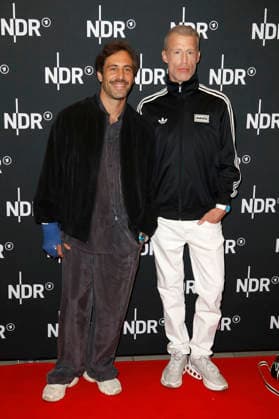 Max Giesinger and Benjamin von Stuckrad Barre at the premiere of the ARD documentary Udo Rebell Rockstar Icon in the Astor Filmlounge Hafencity Hamburg, 28 04 2026 Foto:xC.xTamckex xFuturexImagex udo_6416