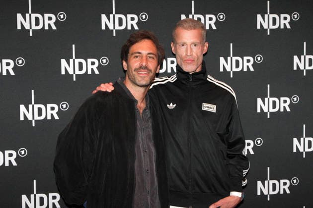 ABB LINDENBERG Max Giesinger, Benjamin von Stuckrad Barre with a Doppelgaenger on the red carpet at the Kino Welt Premiere of ARD Dekou UDO Rebell Rockstar Icon at Astor Filmlounge in Hafencity on April 28, 2026 in Hamburg Hamburg Germany
