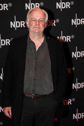 ABB LINDENBERG Max Herbrechter, on the red carpet at the Kino Welt Premiere of ARD Dekou UDO Rebell Rockstar Icon at Astor Filmlounge in Hafencity on April 28, 2026 in Hamburg Hamburg Germany