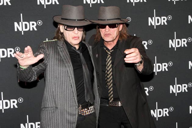 ABB LINDENBERG Udo Gerhard Lindenberg with a double gaiter on the red carpet at the Kino Welt Premiere of the ARD Dekou UDO Rebell Rockstar Icon at the Astor Filmlounge in the Hafencity on April 28, 2026 in Hamburg Hamburg Germany