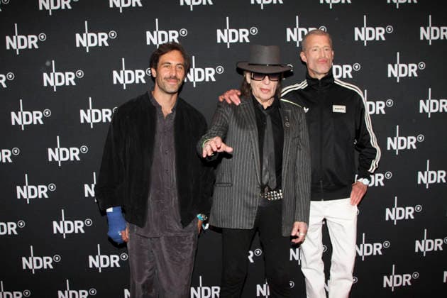 ABB LINDENBERG Max Giesinger Udo Lindenberg, Benjamin von Stuckrad Barre, on the red carpet at the Kino Welt Premiere of ARD Dekou UDO Rebell Rockstar Icon at Astor Filmlounge in Hafencity on April 28, 2026 in Hamburg Hamburg Germany