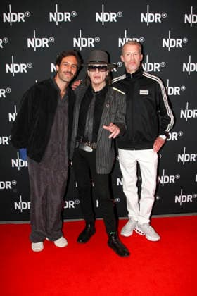 ABB LINDENBERG Max Giesinger Udo Lindenberg, Benjamin von Stuckrad Barre, on the red carpet at the Kino Welt Premiere of ARD Dekou UDO Rebell Rockstar Icon at Astor Filmlounge in Hafencity on April 28, 2026 in Hamburg Hamburg Germany