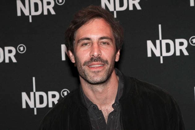 ABB LINDENBERG Max Giesinger on the red carpet at the Kino Welt Premiere of ARD Dekou UDO Rebell Rockstar Icon at Astor Filmlounge in Hafencity on April 28, 2026 in Hamburg Hamburg Germany