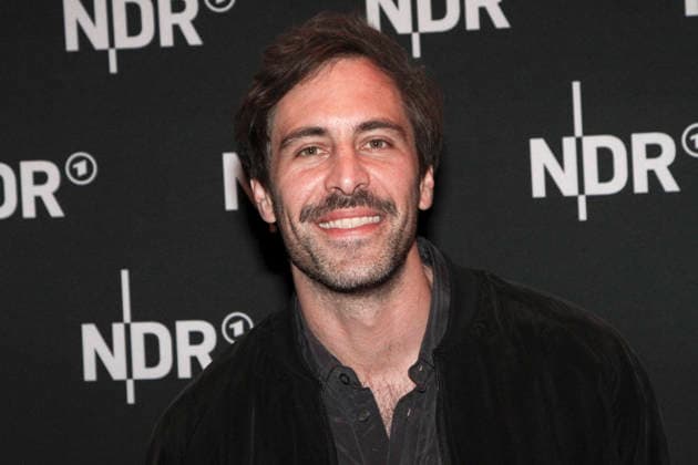 ABB LINDENBERG Max Giesinger on the red carpet at the Kino Welt Premiere of ARD Dekou UDO Rebell Rockstar Icon at Astor Filmlounge in Hafencity on April 28, 2026 in Hamburg Hamburg Germany