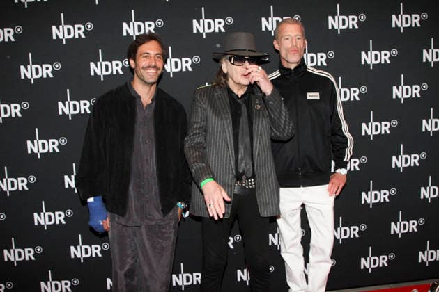 ABB LINDENBERG Max Giesinger Udo Lindenberg, Benjamin von Stuckrad Barre, on the red carpet at the Kino Welt Premiere of ARD Dekou UDO Rebell Rockstar Icon at Astor Filmlounge in Hafencity on April 28, 2026 in Hamburg Hamburg Germany