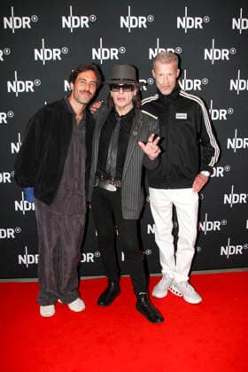 ABB LINDENBERG Max Giesinger Udo Lindenberg, Benjamin von Stuckrad Barre, on the red carpet at the Kino Welt Premiere of ARD Dekou UDO Rebell Rockstar Icon at Astor Filmlounge in Hafencity on April 28, 2026 in Hamburg Hamburg Germany