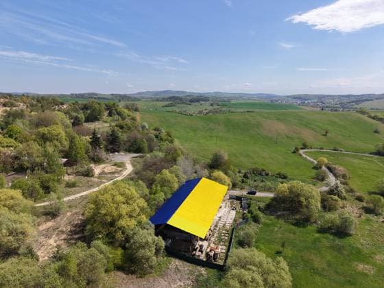 Largest Ukrainian flag painted on a rooftop near Pesov, Slovakia PRESOV, SLOVAKIA - APRIL 29: An aerial view of a 1000 square meter roof that was recently painted in the colors of the Ukrainian flag by Ukrainian painters and Michal Matasovsky, owner of the hangar, near Presov, Slovakia on April 29, 2026. Robert Nemeti Anadolu Presov Slovakia. Editorial use only. Please get in touch for any other usage.  Copyright: x2026xAnadoluxRobertxNemetix