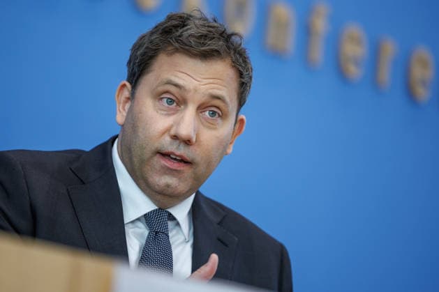 Bundesminister der Finanzen Lars Klingbeil im Haus der Bundespressekonferenz Regierungsentwurf zu den Haushaltseckwerten 2027 und dem Finanzplan 2028-2030 Bundesminister der Finanzen Lars Klingbeil im Haus der Bundespressekonferenz am 29.04.2026 in Berlin. Berlin Berlin Deutschland Haus der Bundespressekonferenz *** Federal Minister of Finance Lars Klingbeil at the Federal Press Conference Building Government draft on the 2027 budget parameters and the 2028 2030 financial plan Federal Minister of Finance Lars Klingbeil at the Federal Press Conference Building on 29 April 2026 in Berlin Berlin Berlin Germany Federal Press Conference Building