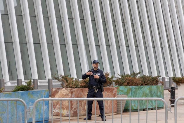 April 29, 2026, New York, New York, USA: The Sept. 11 Memorial is closed to visitors and tourists for a visit from King Charles III and Queen Camilla. A Port Authority Police officer patrols the Oculus Plaza. New York USA - ZUMAr174 20260429_znp_r174_010 Copyright: xGinaxMxRandazzox