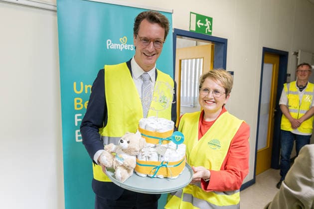 Ministerpräsident Hendrik Wüst besucht Procter & Gamble-Werk in Euskirchen Geschenk für den neuen Nachwuchs - Ministerpräsident Hendrik Wüst (CDU, MdL) besucht das Werk von Procter & Gamble in Euskirchen. Anlass ist das 50-jährige Bestehen der Pampers-Produktion in Deutschland. Der Standort zählt zu den weltweit größten Produktionsstandorten des Konzerns und ist unter anderem eine wichtige Fabrik für Pampers-Windeln und Feuchttücher sowie ein europäisches Logistik- und Distributionszentrum. In den vergangenen Jahren investierte Procter & Gamble nahezu 100 Millionen Euro in die Modernisierung und Erweiterung des Werks Euskirchen Nordrhein-Westfalen Deutschland *** Minister President Hendrik Wüst visits Procter Gamble plant in Eu Copyright: xMarcxJohnx