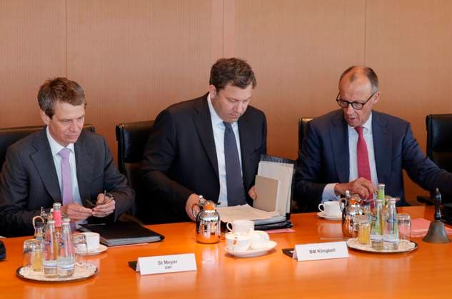 Staatssekretär Steffen Meyer, BMF, Lars Klingbeil (SPD), Bundesminister der Finanzen, Vizekanzler und SPD- Bundesvorsitzender, Friedrich Merz, Bundeskanzler , Deutschland, Berlin, Bundeskanzleramt, Das Bundeskabinett befasst sich in seiner 42. Sitzung am 29. April 2026 unter anderem mit dem Gesetzentwurf zur Stabilisierung der Beitragssätze in der gesetzlichen Krankenversicherung und den Eckwerten des Regierungsentwurfs zum Bundeshaushalt 2027. *** State Secretary Steffen Meyer, BMF, Lars Klingbeil SPD , Federal Minister of Finance, Vice-Chancellor and SPD Federal Chairman, Friedrich Merz, Federal Chancellor , Germany, Berlin, Federal Chancellery, At its 42nd meeting on 29 April 2026, the Federal Cabinet will discuss, among other things, t