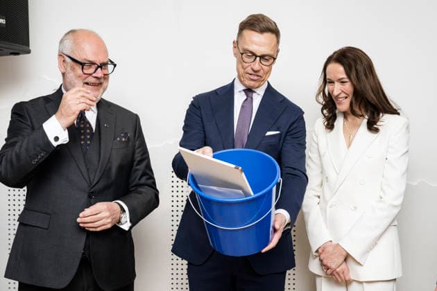 LKS 20260429 Estonia s President Alar Karis (L) gave an blue plastic bucket filled with experience gifts to Finland s President Alexander Stubb and spouse Suzanne Innes-Stubb during the reception hosted by Estonian President Alar Karis and spouse Sirje Karis at the Embassy of Estonia in Helsinki, Finland on April, 29, 2026. The Estonian presidential couple are on a two-day official visit to Finland. Ambassador of Estonia to Finland Ms Janne Jöesaar-Ruusalu (2:nd L). - RONI REKOMAA Helsinki Finland  Copyright: xRonixRekomaax jm_2AUNkDmE
