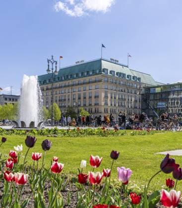 Sehenswürdigkeit und Touristenattraktion, Pariser Platz mit Springbrunnen und dem Hotel Adlon, Berlin, Deutschland Landmark and tourist attraction, Pariser Platz with fountain and the Hotel Adlon, Berlin, Germany Copyright: imageBROKER Karl-HeinzxSpremberg ibxkhs17457029.jpg