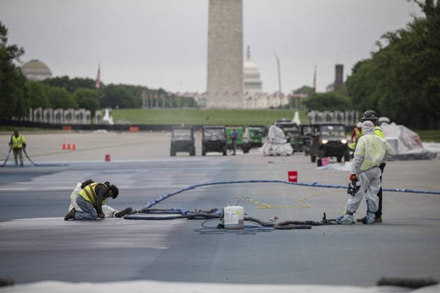 US President Donald Trump ordered the basin of the Lincoln Memorial Reflecting Pool to be painted blue WASHINGTON DC, UNITED STATES - APRIL 29: Workers spray a blue coating on the basin of the Lincoln Memorial Reflecting Pool following an order by US President Donald Trump, in Washington, DC, on April 29, 2026. Celal Gunes Anadolu Washington DC United States. Editorial use only. Please get in touch for any other usage.  Copyright: x2026xAnadoluxCelalxGunesx
