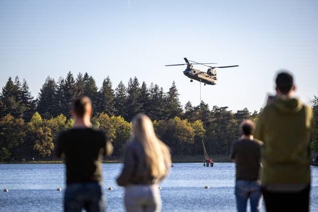T HARDE - A Chinook helicopter is picking up water at Heerderstrand for a large wildfire on the grounds of the Artillery Shooting Range. There is an increased risk of wildfires throughout almost the entire Netherlands because it has not rained for quite some time. LAURENS NIEZEN ANP netherlands out - belgium out  Copyright: xx x557079700x originalFilename: 557079700.jpg