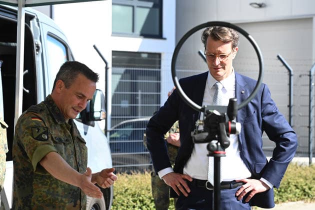 Ein Soldat informiert Hendrik WUEST, Wüst, CDU, Ministerpraesident des Landes Nordrhein-Westfalen, ueber die Arbeit des Abstrahlpruefteams, Hendrik WUEST, Wüst, CDU, Ministerpraesident des Landes Nordrhein-Westfalen, besucht das Zentrum fuer Cyber-Sicherheit der Bundeswehr in Euskirchen am 29.04.2026 *** A soldier informs Hendrik WUEST, Wüst, CDU, State Premier of North Rhine-Westphalia, about the work of the radiation test team, Hendrik WUEST, Wüst, CDU, State Premier of North Rhine-Westphalia, visits the Bundeswehr Cyber Security Center in Euskirchen on 29 04 2026