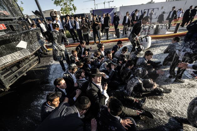 Hundreds of Haredi protesters opposed to mandatory military service in Israel block road leading into West Jerusalem JERUSALEM - APRIL 29: Hundreds of Ultra-Orthodox (Haredi) Jews block the main entrance road and a central bridge leading to West Jerusalem on April 29, 2026, to protest the detention of community members accused of draft evasion. The demonstrators, opposing mandatory military service for religious students, brought traffic to a standstill for several hours before Israeli police intervened to disperse the crowd. Mostafa Alkharouf Anadolu Jerusalem Israel. Editorial use only. Please get in touch for any other usage.  Copyright: x2026xAnadoluxMostafaxAlkharoufx