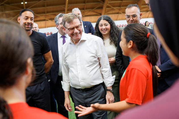Johann Wadephul (CDU), Bundesaussenminister, reist nach Marokko. Hier bei einer Trainingseinheit mit jungen Fussballerinnen auf dem Fussballplatz des Fussballkomplexes Mohammed VI. Rabat, 29.04.2026. Fotografiert im Auftrag des Auswaertigen Amtes Rabat Marokko *** Johann Wadephul CDU , Federal Foreign Minister, travels to Morocco Here at a training session with young female footballers on the football pitch of the Mohammed VI football complex Rabat, 29 04 2026 Photographed on behalf of the Federal Foreign Office Rabat Morocco Copyright: xThomasxImo AAx