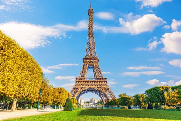 Ein atemberaubender Blick auf den Eiffelturm unter bewölktem Himmel vom Champ de Mars in Paris, Frankreich Iconic Eiffel Tower standing tall beneath moody cloudy skies, a scenic urban landscape from the Field of Mars (License=RF) Copyright: xZoonar.com AlexAntonx 24973611