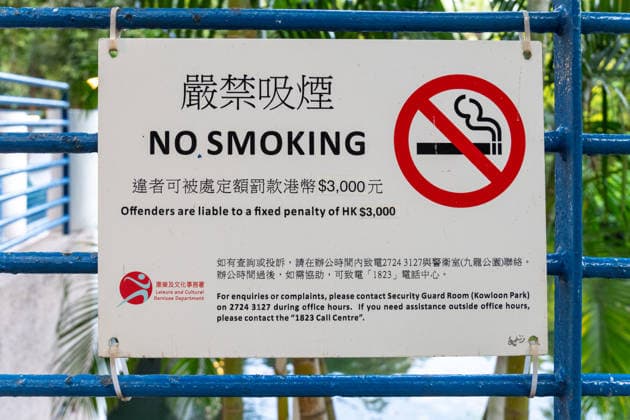 People s Republic of China, Hong Kong April 26, 2026: A no-smoking sign in Hong Kong highlights clear rules and penalties. The image illustrates health prevention, legal regulations, and the enforcement of order in public spaces. *** Ein Rauchverbot-Schild in Hongkong weist auf klare Regeln und Strafen hin. Das Bild zeigt Gesundheitsprävention, gesetzliche Vorschriften und die Durchsetzung von Ordnung im öffentlichen Raum.