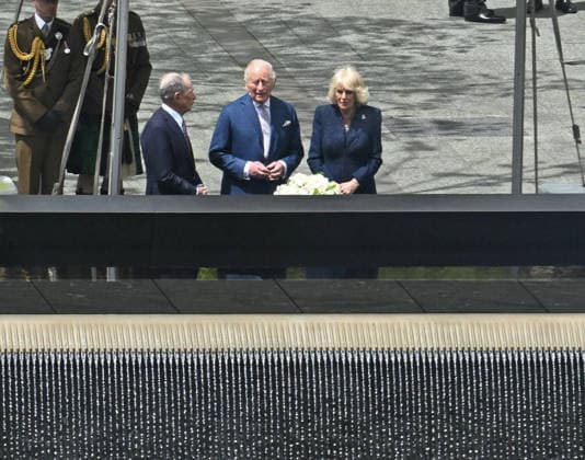 April 29, 2026, New York, New York, USA: April 29, 2026 - New York, NY, USA - King Charles and Queen Camilla lay flowers at the edge of the World Trade Center basin to honor the victims of the 9-11 terrorist attack during their royal visit to New York City. They are accompanied by Former Mayor Bloomberg. (Photo: Andrea RENAULT Zuma Press) New York USA  - ZUMAg115 20260429_faf_g115_002 Copyright: xAndreaxRenaultx